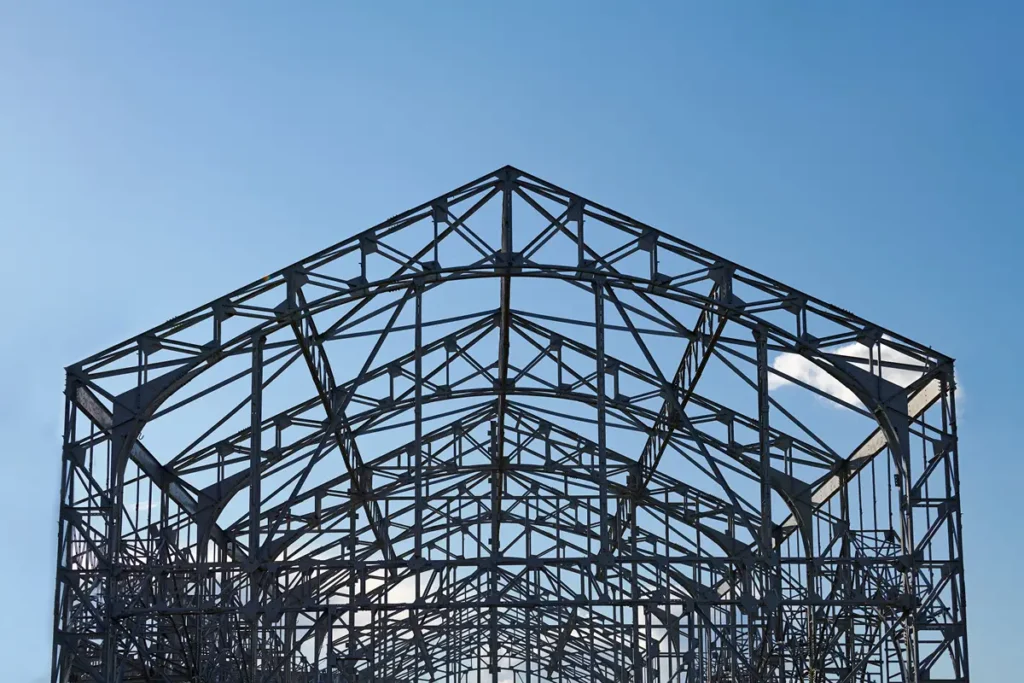 expansive-steel-truss-roof-framework-blue-sky-construction